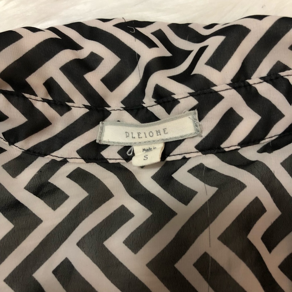 Pleione Patterned Blouse - Picture 2 of 3